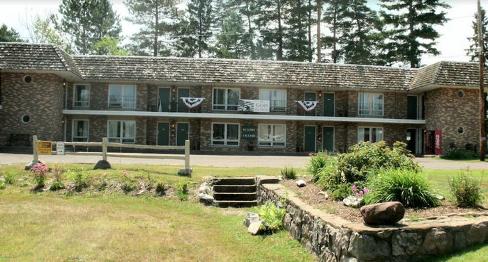 Budget Host Inn (Cloverland Court Motel, Cloverland Motel) - Web Listing (newer photo)